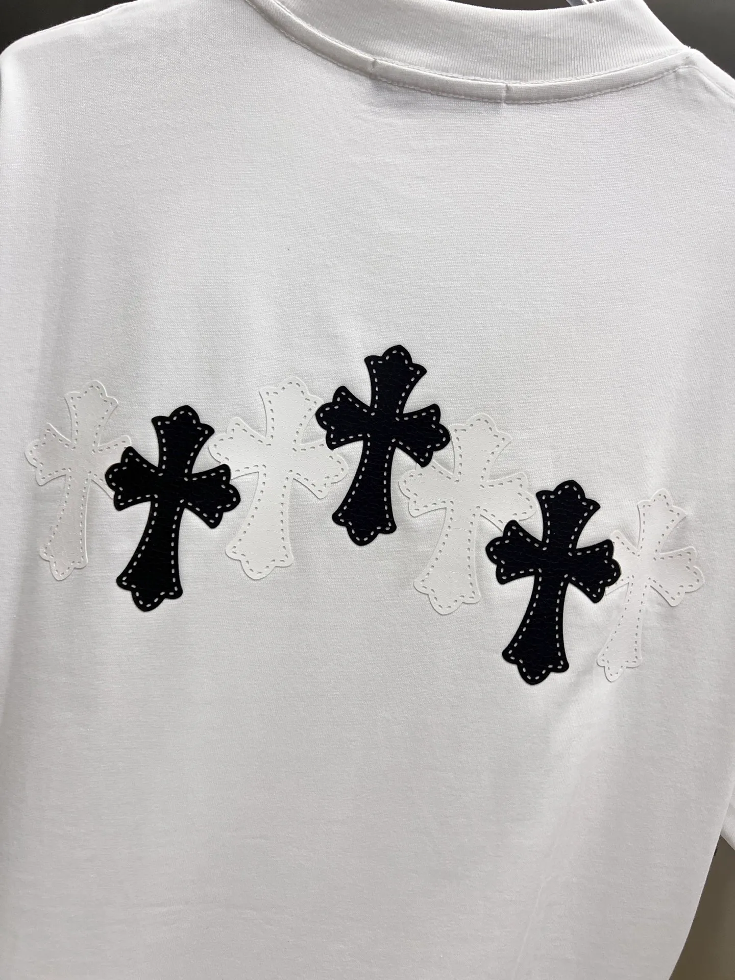 🅿️190 CH Crow 2025 Autumn and Winter New Short-sleeved T-shirt Cross leather craft Customized hardware metal + Middle Eastern Australian diamond design craft The real thing is great🔥Same style for men and women, loose version Size S M L XL XXL Five sizes black white